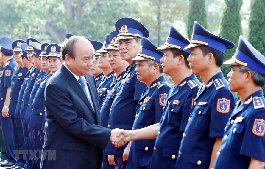 Thủ tướng Nguyễn Xuân Phúc với các cán bộ, sỹ quan chỉ huy của Bộ Tư lệnh Cảnh sát biển Việt Nam. (Ảnh: Thống Nhất/TTXVN)
