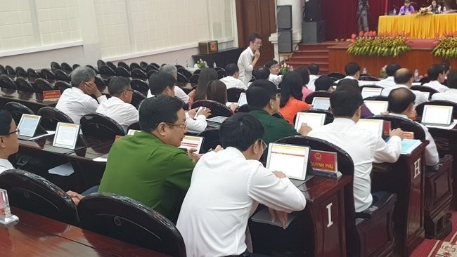 Các đại biểu HĐND tỉnh Thái Bình được trang bị máy tính bảng để truy cập tài liệu.