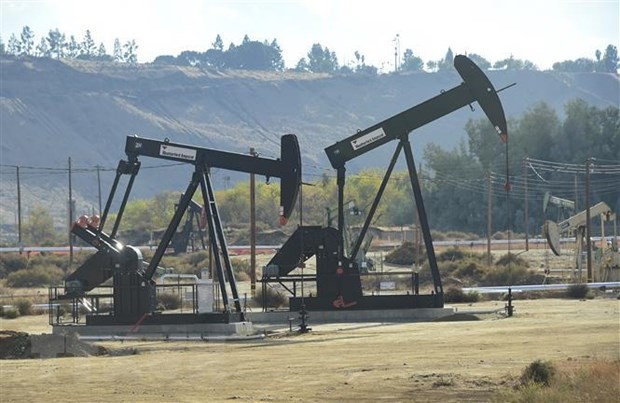 Giàn khoan tại mỏ dầu Chevron ở Bakersfield, California, Mỹ. (Ảnh: AFP/ TTXVN)