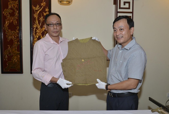 Cháu nội vua Mèo trao hiện vật quý cho Bảo tàng Hồ Chí Minh