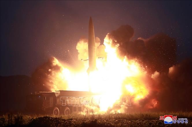 Vụ thử tên lửa chiến thuật thế hệ mới tại một địa điểm ở Triều Tiên, ngày 6/8/2019 (do Hãng thông tấn Trung ương Triều Tiên KCNA đăng phát ngày 7/8/2019). Ảnh: Yonhap/TTXVN