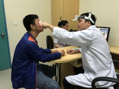 BS Lý Xuân Quang đang khám cho người bệnh