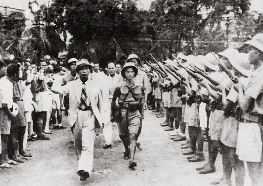Đồng chí Võ Nguyên Giáp duyệt đơn vị giải phóng quân tại Hà Nội, tháng 8/1945. Ảnh: Nguyễn Bá Khoản.