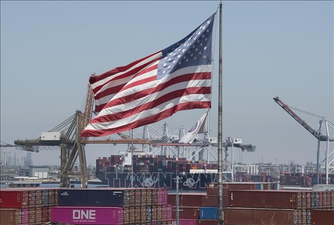 Tàu chở container hàng hóa từ châu Á cập cảng Long Beach, Mỹ ngày 1/8/2019. Ảnh: AFP/TTXVN