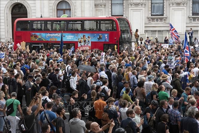 Người dân tham gia biểu tình phản đối kế hoạch hoãn lịch trình làm việc của Hạ viện tại London, Anh ngày 28/8/2019. Ảnh: THX/TTXVN