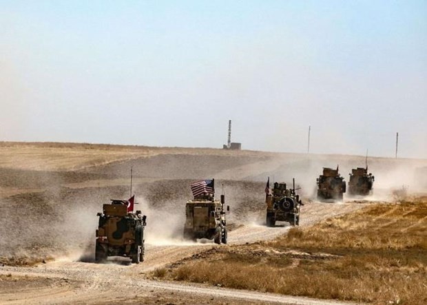 Quân đội Mỹ và Thổ Nhĩ Kỳ tuần tra chung tại Syria. (Nguồn: ahvalnews.com)