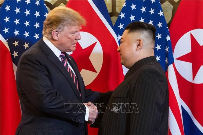 Tổng thống Mỹ Donald Trump (trái) trong cuộc gặp thượng đỉnh với Nhà lãnh đạo Triều Tiên Kim Jong-un tại Hà Nội ngày 27/2/2019. Ảnh: AFP/TTXVN