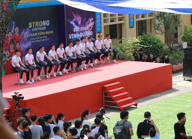 Ngày 7/9, tại trường THCS Phù Đổng – Huyện Gia Lâm, Hà Nội, Tập đoàn T&T Group chính thức khởi động chuỗi hành trình các cầu thủ CLB Bóng đá Hà Nội đến các trường THCS giao lưu với các em học sinh, mang tên “Strong Vietnam”.