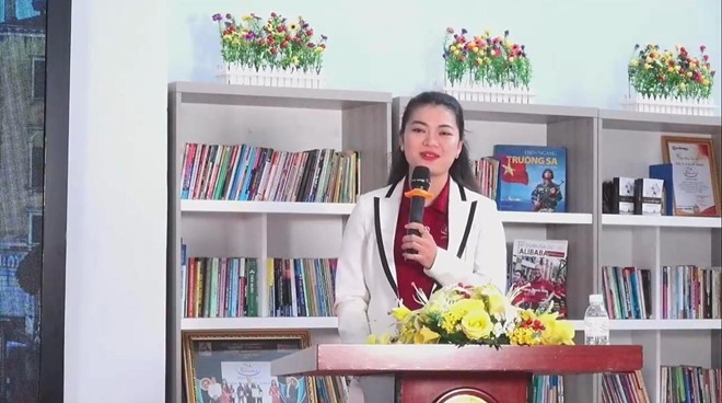 Bà Huỳnh Thị Ngọc Như, Phó tổng giám đốc phụ trách Đối ngoại và Đào tạo Tập đoàn Địa ốc Alibaba trong buổi livestream. Ảnh chụp màn hình.
