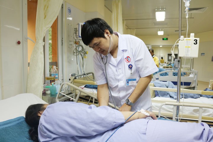Bác sĩ đang kiểm tra sức khỏe cho bệnh nhân. (Ảnh: Bệnh viện cung cấp)