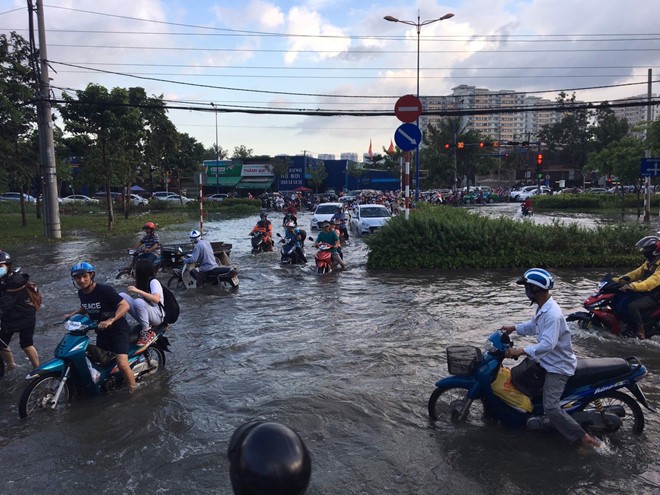Nước ngập sâu trên các tuyến đường xung quanh Xa lộ Hà Nội. Ảnh: Quang Thịnh.