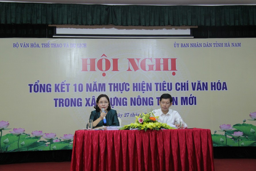 Thứ trưởng Trịnh Thị Thủy và Phó Chủ tịch UBND tỉnh Hà Nam Bùi Quang Cẩm điều hành phần thảo luận tại Hội nghị