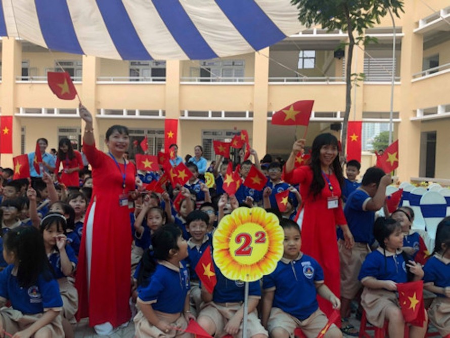 Niềm vui trong ngày khánh thành trường mới của cô và trò Trường Tiểu học Phạm Văn Chính, quận 9
