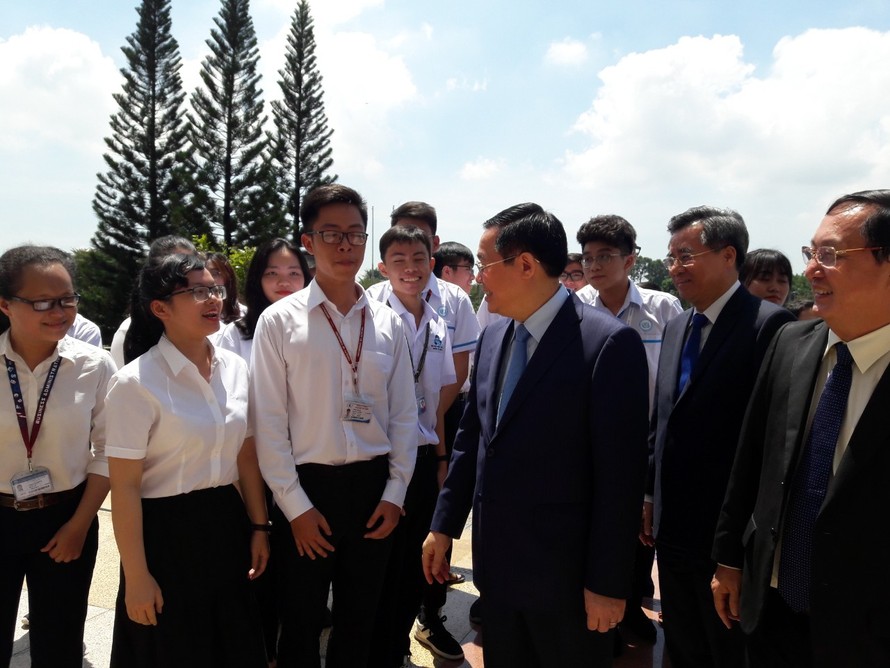 Phó thủ tướng Vương Đình Huệ nói chuyện với sinh viên. (Ảnh: Chi Mai)