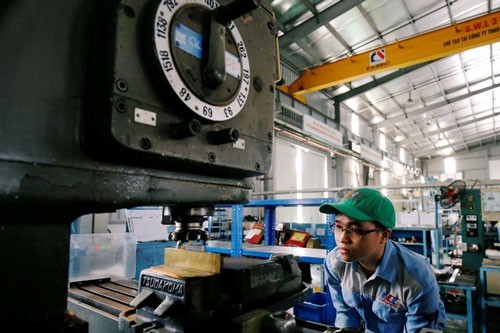 Một công nhân làm việc trong nhà máy cơ khí ở Hà Nội Ảnh: REUTER