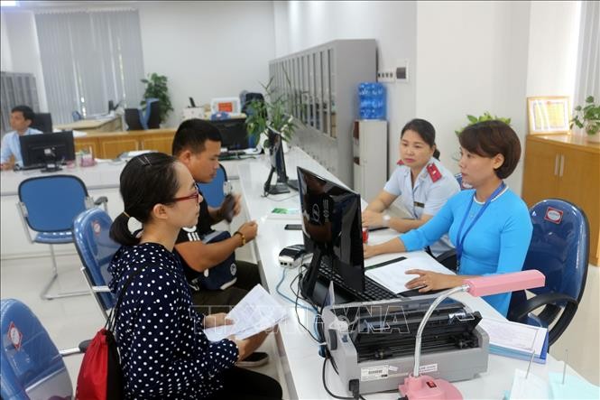 Người dân đến làm thủ tục và lấy kết quả tại Trung tâm Phục vụ Hành chính công tỉnh Quảng Ninh. Ảnh: Đức Hiếu/TTXVN