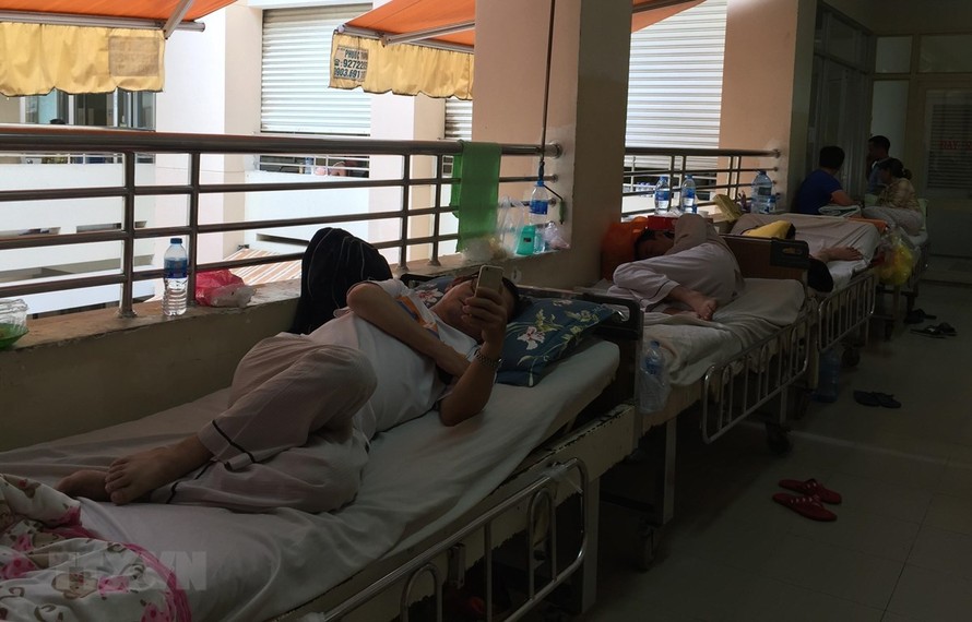 Nhiều bệnh nhân mắc sốt xuất huyết phải nằm hành lang tại Bệnh viện Bệnh Nhiệt đới Thành phố Hồ Chí Minh do thiếu phòng điều trị nội trú.