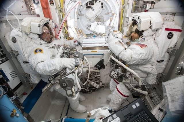 Hai nữ phi hành gia Jessica Meir và Christina Koch của Cơ quan Hàng không và Vũ trụ Mỹ. Ảnh: ISS