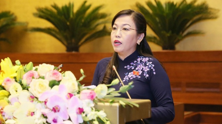 Bà Nguyễn Thanh Hải trình bày báo cáo trước Quốc hội.