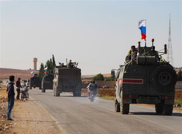 Đoàn xe quân sự Nga hướng tới thành phố Kobane, miền Đông Bắc Syria ngày 23/10/2019. (Nguồn: AFP/TTXVN)