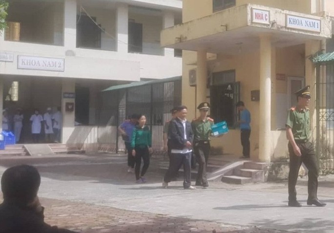 Cơ quan Công an tỉnh Thanh Hóa dẫn giải những người bị bắt tạm giam về cơ quan điều tra