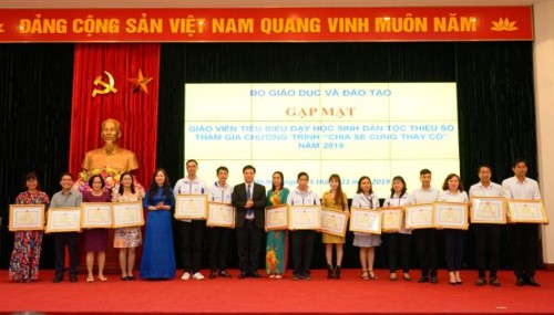 Thứ trưởng Bộ GD&ĐT Nguyễn Hữu Độ trao tặng Bằng khen của Bộ trưởng Bộ GD&ĐT cho 63 thầy giáo, cô giáo.