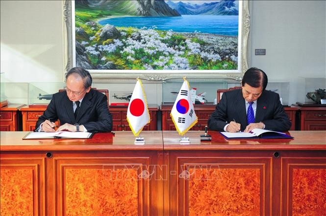 Bộ trưởng Quốc phòng Hàn Quốc Han Min-Koo (phải) và Đại sứ Nhật Bản tại Hàn Quốc Yasumasa Nagamine tại lễ ký Hiệp định bảo mật thông tin quân sự chung (GSOMIA) ở Seoul ngày 23/11/2016. Ảnh: AFP/TTXVN