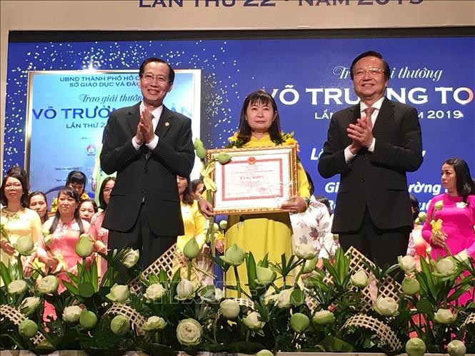 Ông Lê Thanh Liêm, Phó Chủ tịch Thường trực UBND Thành phố Hồ Chí Minh và ông Lê Hồng Sơn, Giám đốc Sở Giáo dục và Đào tạo Thành phố trao Giải thưởng Võ Trường Toản cho các nhà giáo tiêu biểu.