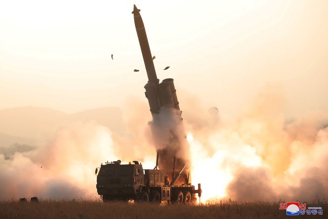 Triều Tiên đang phát triển hệ thống vũ khí KN-25, một phiên bản phản lực bắn loạt (MLSR) nhưng có năng lực gần như tên lửa đạn đạo tầm ngắn. Ảnh: KCNA
