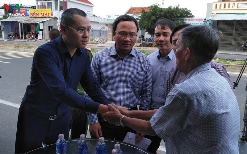 Ông Khuất Việt Hùng (đứng giữa) cùng ông Phạm Đại Dương- Chủ tịch UBND tỉnh Phú Yên cùng đại diện các ngành và địa phương chia buồn cùng gia đình nạn nhân Nguyễn Thị Bảo Linh.