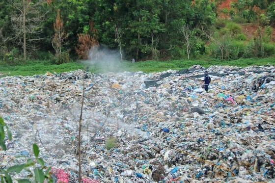 Các loại thải tái chế, rác khó phân hủy, rác dễ phân hủy đã không được tách biệt thành từng nhóm riêng biệt đang bị trộn lẫn nhau