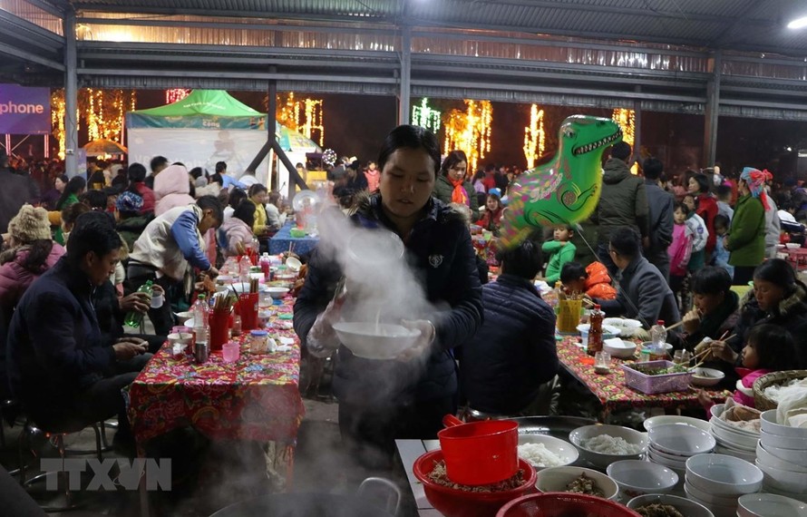 Món phở làm từ bánh phở do người dân bản địa chế biến làm thủ công thu hút nhiều du khách thưởng thức tại chợ đêm Sang Thàng.