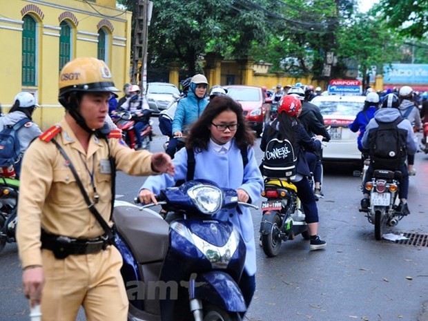 Cảnh sát giao thông sẽ xử lý những học sinh điều khiển xe máy không đội mũ bảo hiểm. (Ảnh: Võ Phương/Vietnam+)