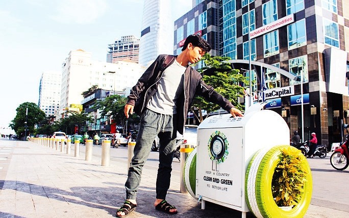 Thùng rác thông minh, thân thiện với môi trường được lắp đặt tại phố đi bộ Nguyễn Huệ (quận 1).
