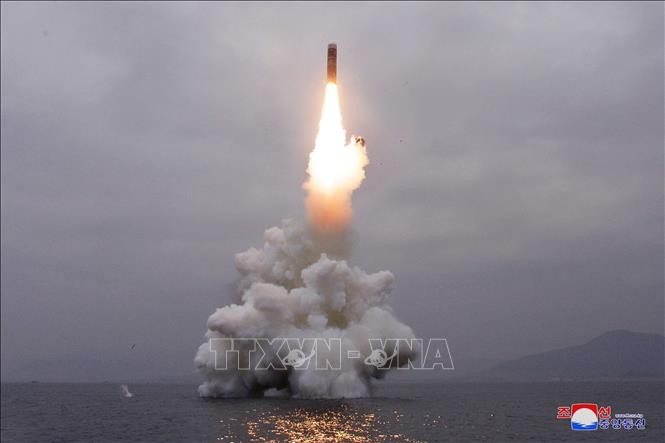 Vụ thử tên lửa đạn đạo kiểu mới Pukguksong-3 từ tàu ngầm của Triều Tiên ở ngoài khơi Vịnh Wonsan, ngày 2/10/2019 (ảnh do Hãng Thông tấn Trung ương Triều Tiên phát ngày 3/10/2019). Ảnh: AFP/TTXVN