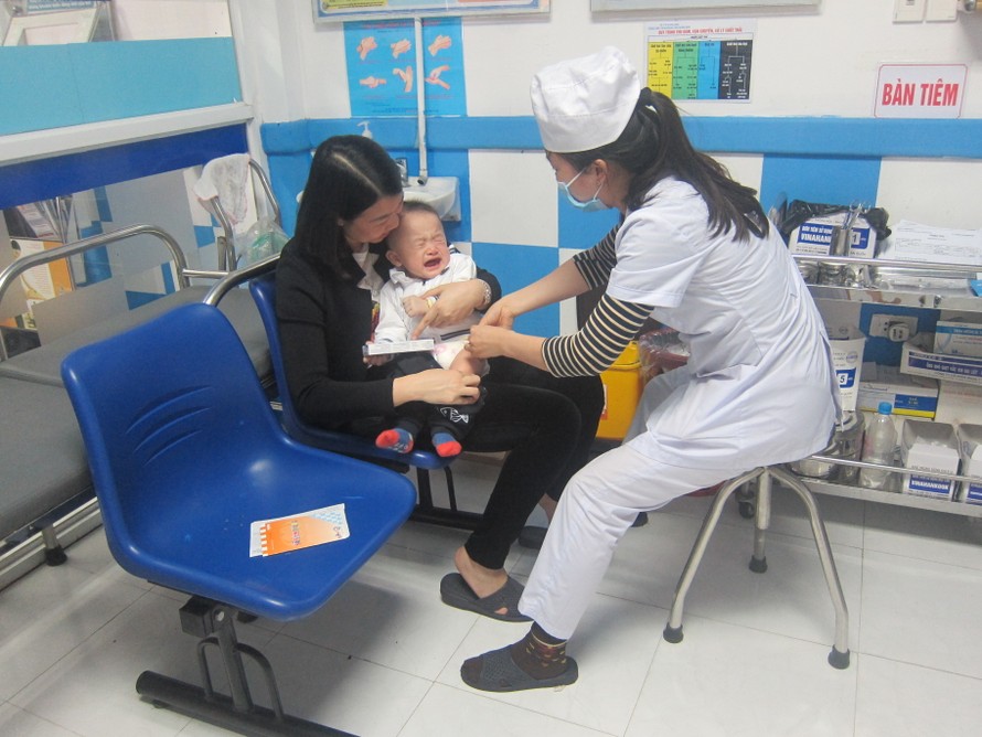 Tiêm vắc-xin là biện pháp hữu hiệu để phòng bệnh cho trẻ, trong đó có các bệnh cúm mùa.