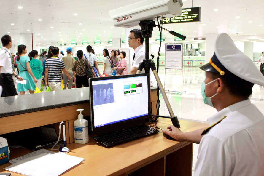 Kiểm dịch y tế tại sân bay Nội Bài.