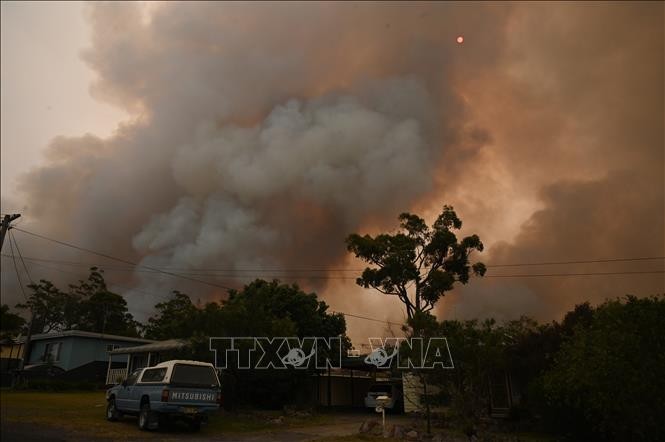 Khói bốc lên từ các đám cháy rừng ở bang New South Wales, Australia, ngày 1/1/2020. Ảnh: AFP/TTXVN