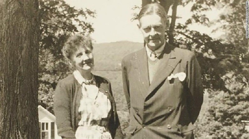 Thi sỹ Eliot và bà Hale khi còn sống