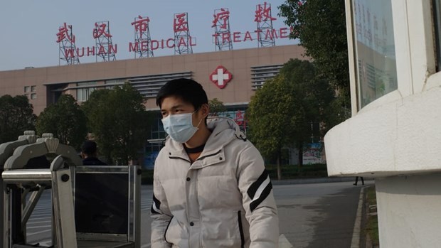 Một người dân Trung Quốc đeo khẩu trang phòng nhiểm viêm phổi. (Nguồn: Getty Images)
