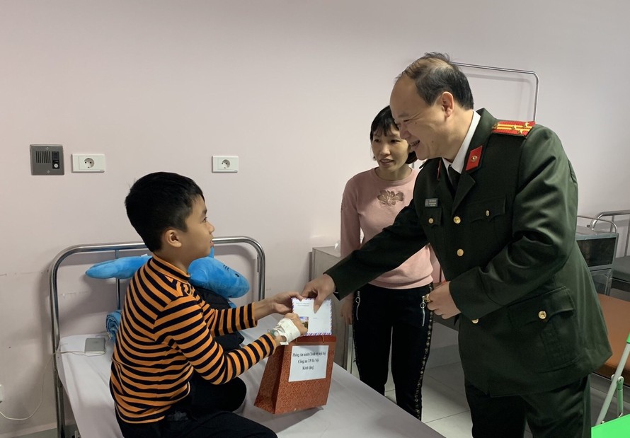 Thượng tá Ngô Xuân Hải trao quà cho các em nhỏ đang điều trị tại Bệnh viện Nhi Trung ương 