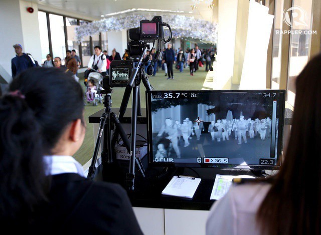 Hành khách được kiểm tra thân nhiệt tại sân bay quốc tế Ninoy Aquino ở thủ đô Manila, Philippines. Ảnh: Rappler.