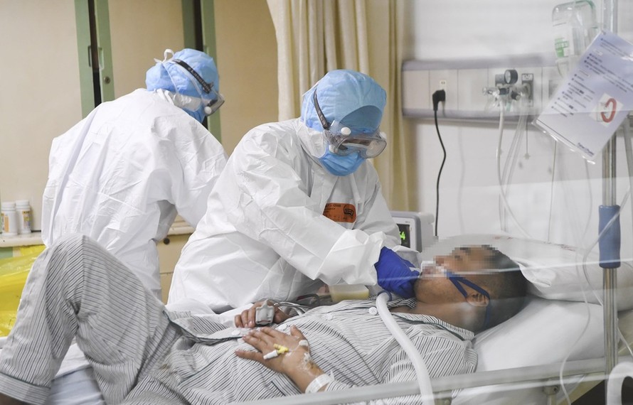 Nhân viên y tế chăm sóc bệnh nhân viêm đường hô hấp cấp do chủng virus corona mới tại bệnh viện ở Trùng Khánh, Trung Quốc, ngày 1/2/2020. (Nguồn: THX/TTXVN)