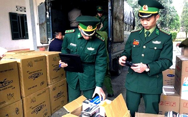 Bộ đội Biên phòng tỉnh Hà Giang bắt giữ xe ô-tô vận chuyển hơn 192.000 khẩu trang y tế trái phép.