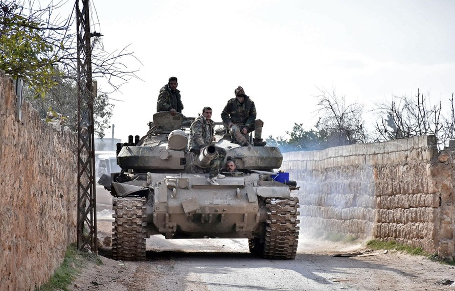 Quân đội Syria kiểm soát một khu vực ở thành phố Saraqeb, tỉnh Idlib, Tây Bắc Syria ngày 3/2/2020. (Ảnh: AFP/TTXVN)