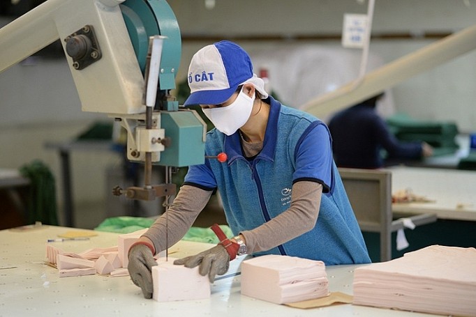 Công ty Dệt kim Đông Xuân tăng cường sản xuất khẩu trang vải kháng khuẩn phục vụ cho người tiêu dùng