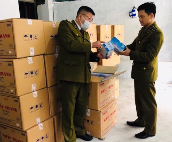 Lực lượng QLTT Hà Nội tiến hành kiểm tra, kiểm kê 100.000 khẩu trang y tế tại Hà Đông - Hà Nội.