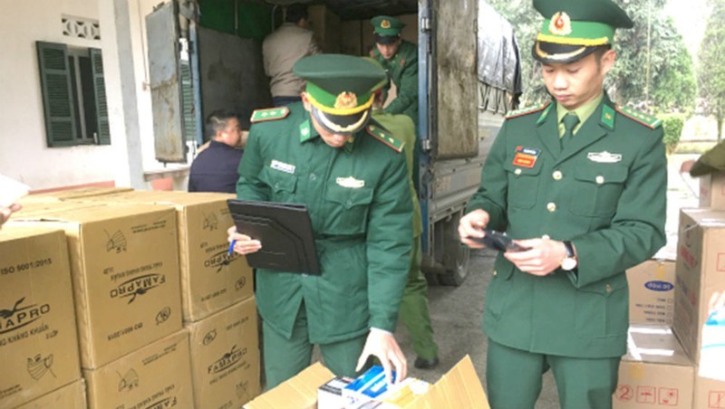 Cán bộ, chiến sỹ Đồn Biên phòng Xín Cái kiểm tra 192.500 khẩu trang y tế đã bắt giữ.