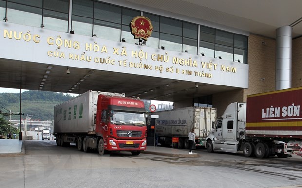 Thông quan hàng hóa xuất nhập khẩu có kiểm soát tại cửa khẩu đường bộ số II Kim Thành, Lào Cai. Ảnh: Quốc Khánh/TTXVN.