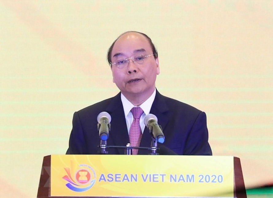 Thủ tướng Nguyễn Xuân Phúc nhận búa Chủ tịch ASEAN từ Thủ tướng Thái Lan Prayuth Chan-o-cha. 